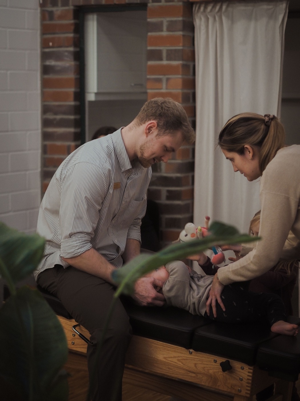 Familie mit Baby in entspannter, warmer Atmosphäre
