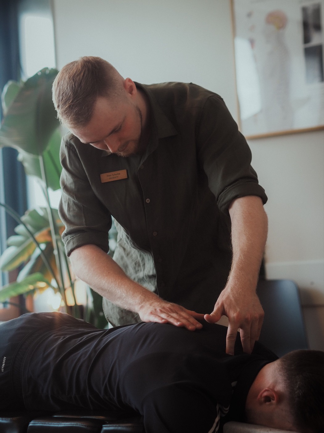 Finn Schütte behandelt den Rücken eines Patienten