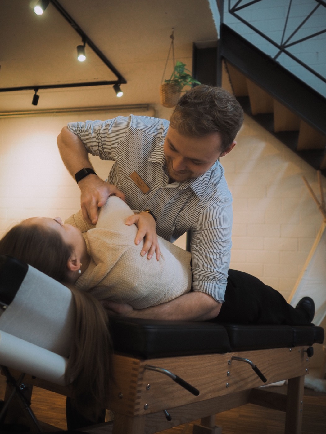 Seitliche Behandlung eines sportlichen Patienten durch Finn Schütte