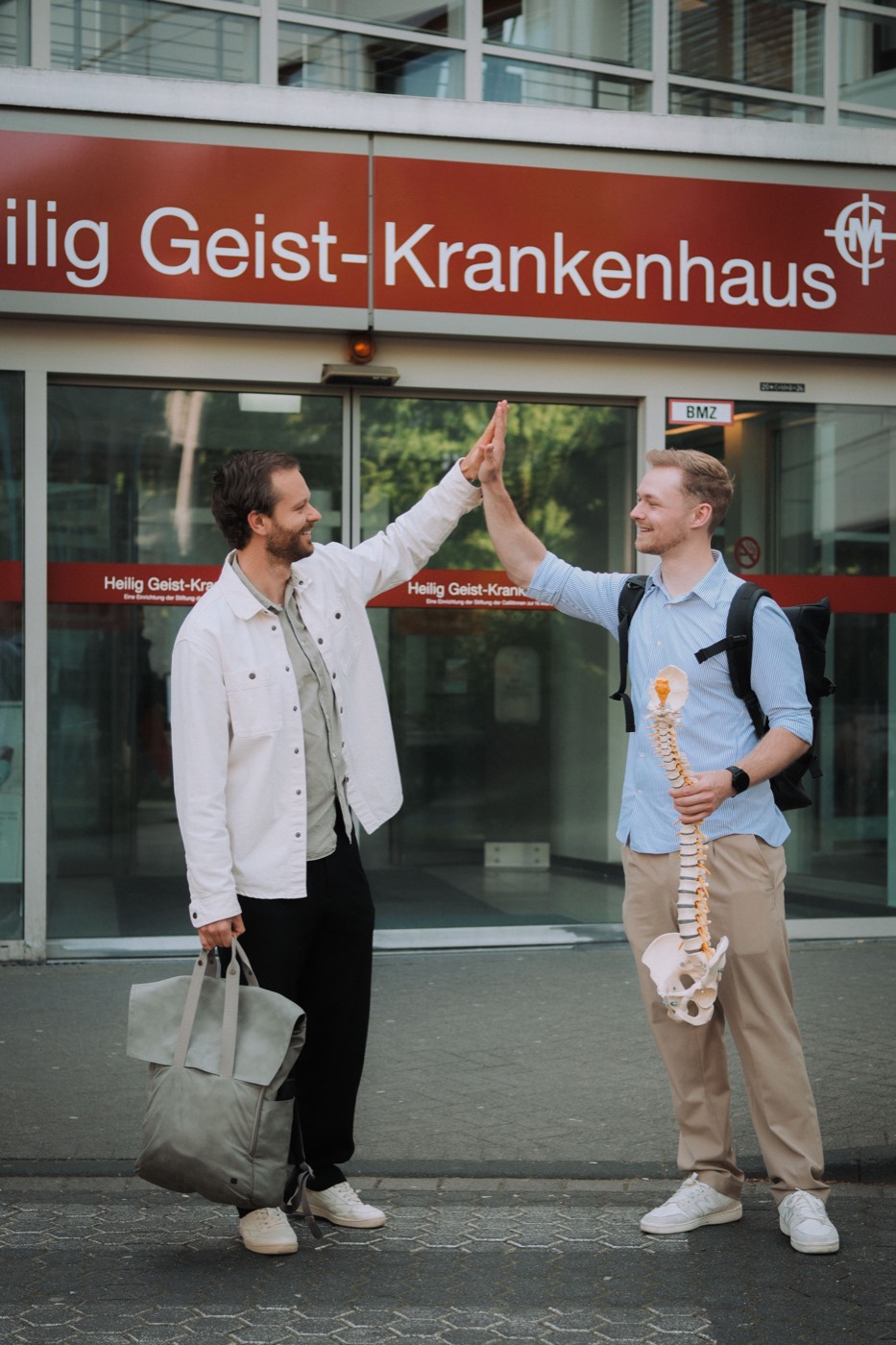 Finn Schütte beim High-Five mit seinem Mentor in der Praxis