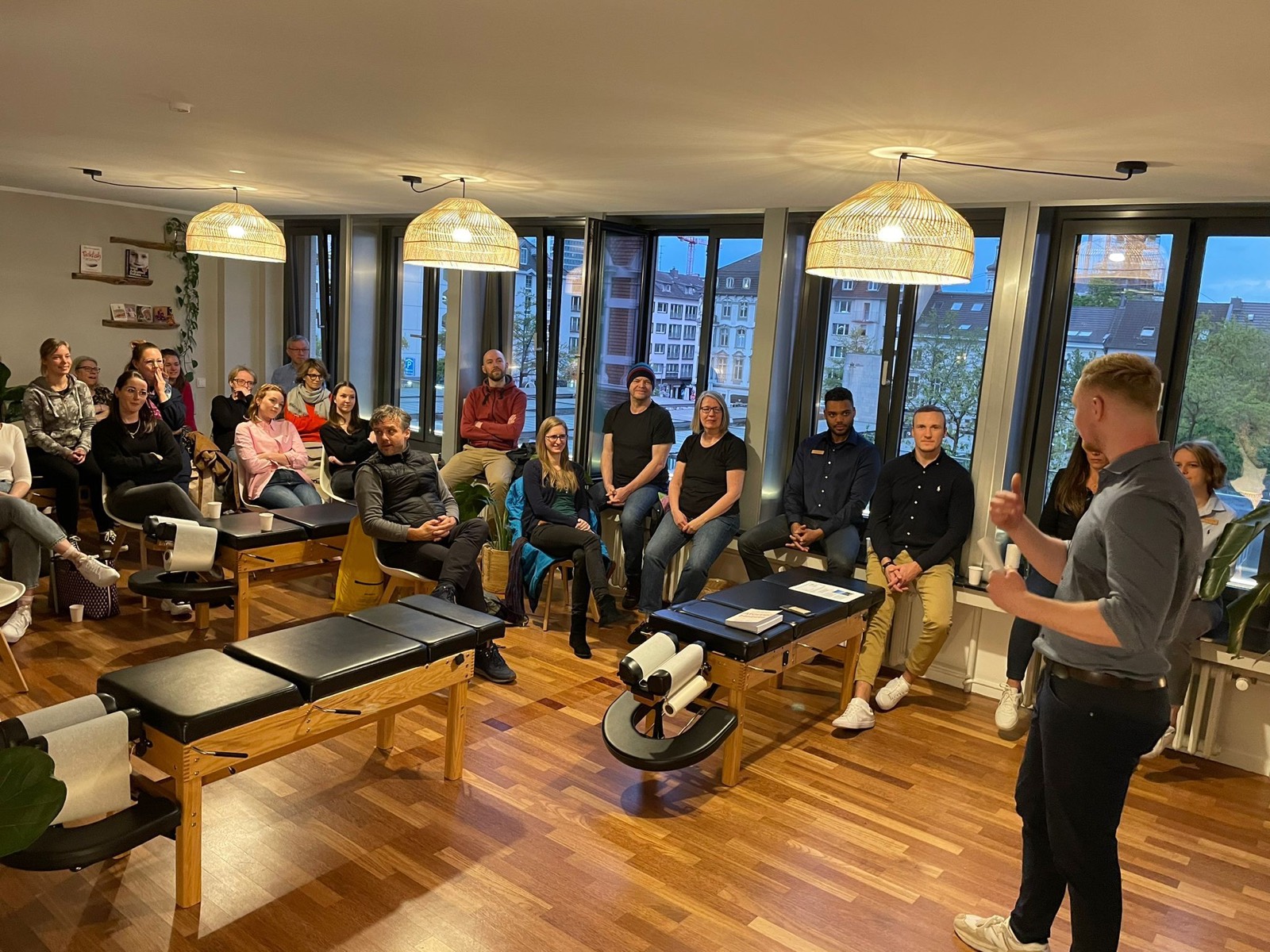 Gruppe von Teilnehmenden bei einem Workshop mit Finn Schütte